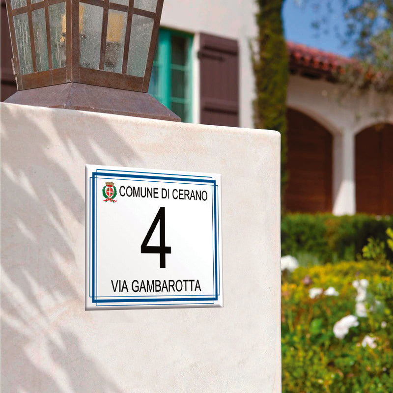 Numero Civico Personalizzato con logo del comune 15x15 cm – Targa Casa in ceramica – Handmade Italy  P24